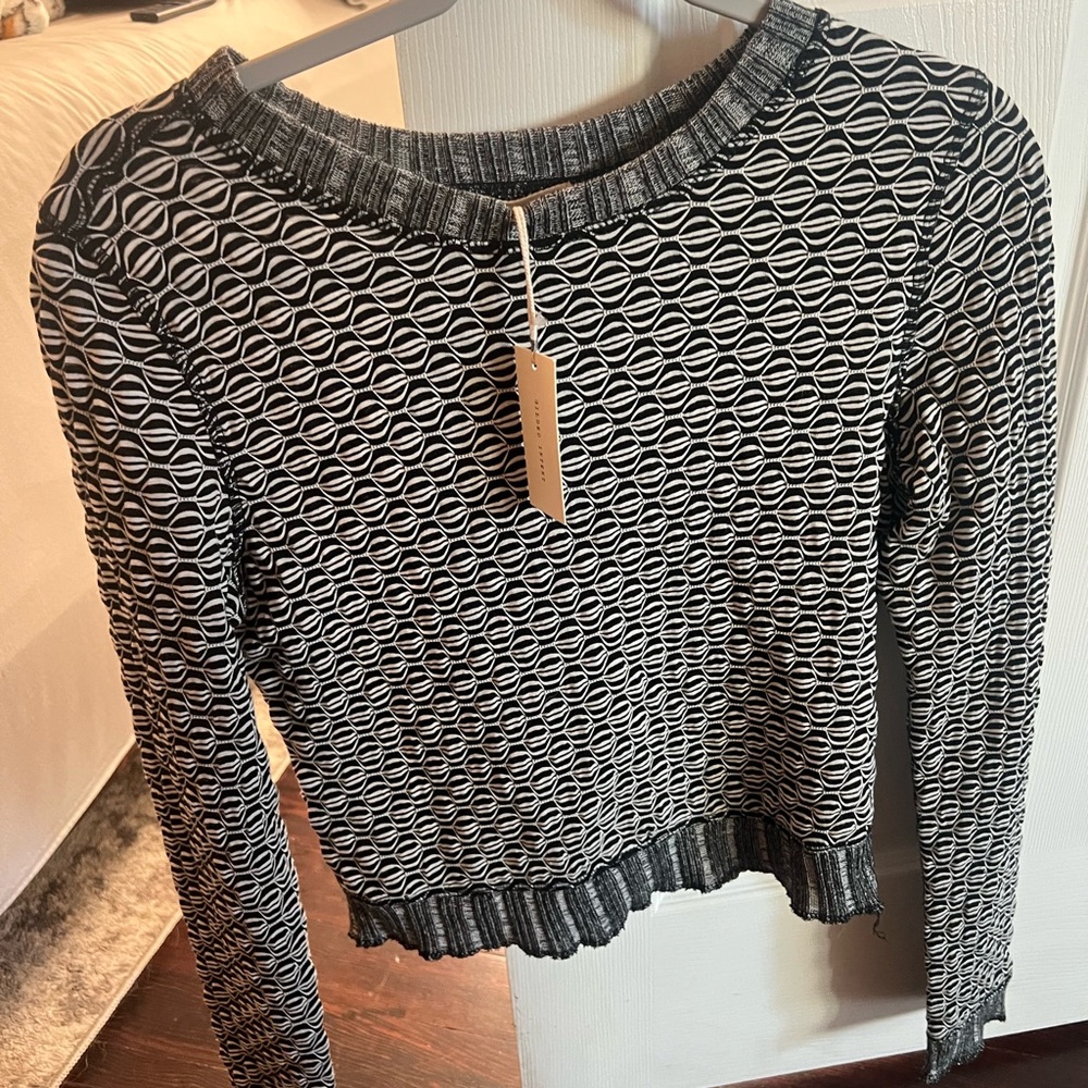 Buckle Monochrome Geometric Long Sleeve Top